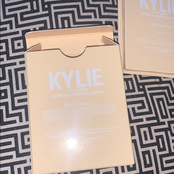 Kylie Cosmetics pressed illuminated powder - Picture 4 of 4